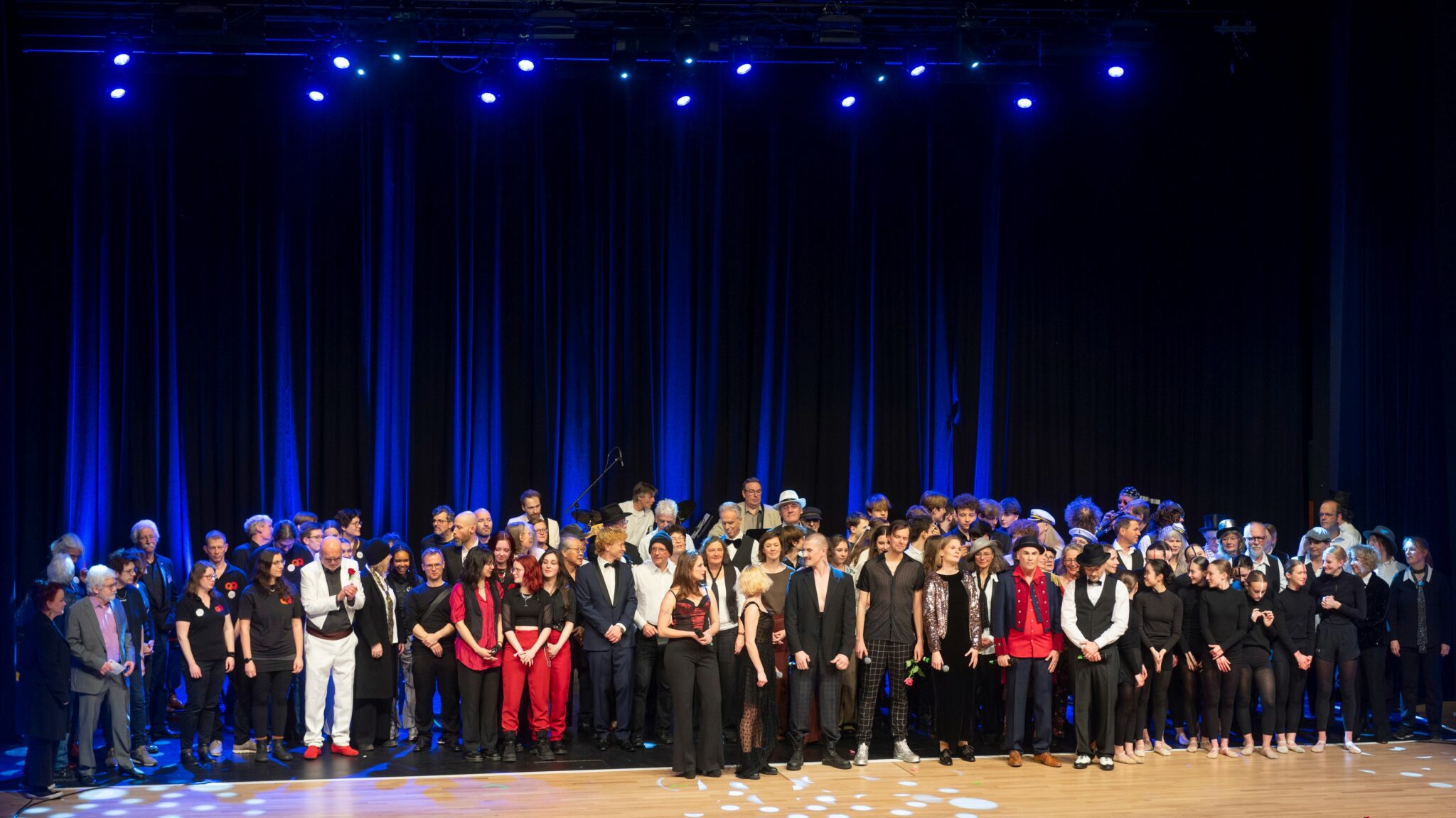 Am Sonntag, 11.02.2024, findet die 21. KUNST-Gala des Vereins Kultur Unterstützt STadt (KUNST), der sich für den Erhalt der Kulturvielfalt in Göttingen einsetzt, in der Stadthalle statt.
Rund 150 KünstlerInnen aus Göttinger Kultur-Einrichtungen sowie zahlreiche Gäste gestalten das abendfüllende Programm

hier: Großes Finale mit allen Mitwirkenden auf, vor und hinter der Bühne