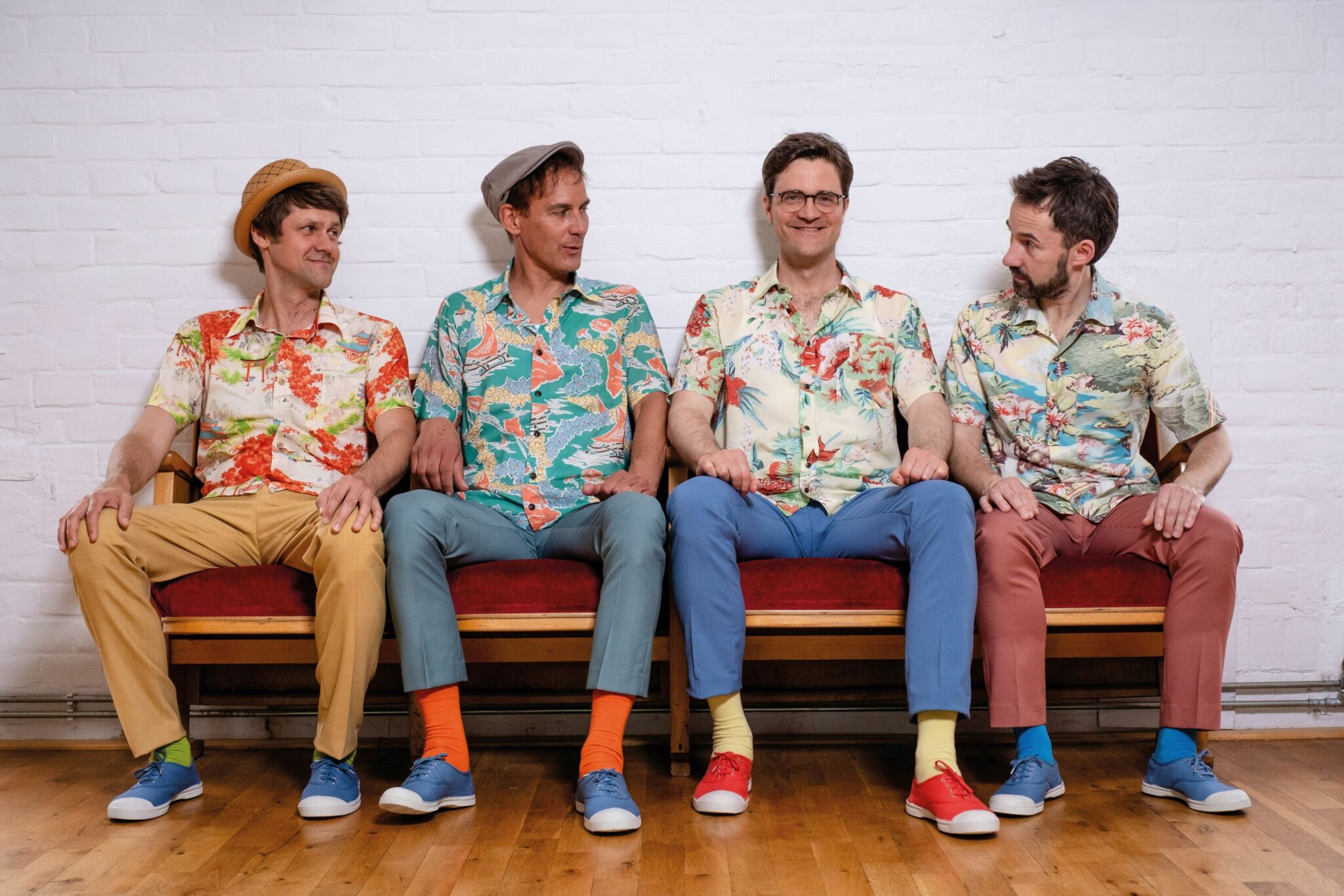 In guter Begleitung - Bodo Wartke - Bank - Querformat