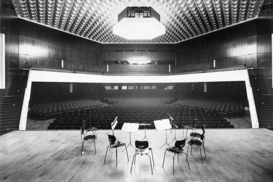 Albaniplatz-2-Stadthalle-014-Innenansicht-von-der-Bühne-gese