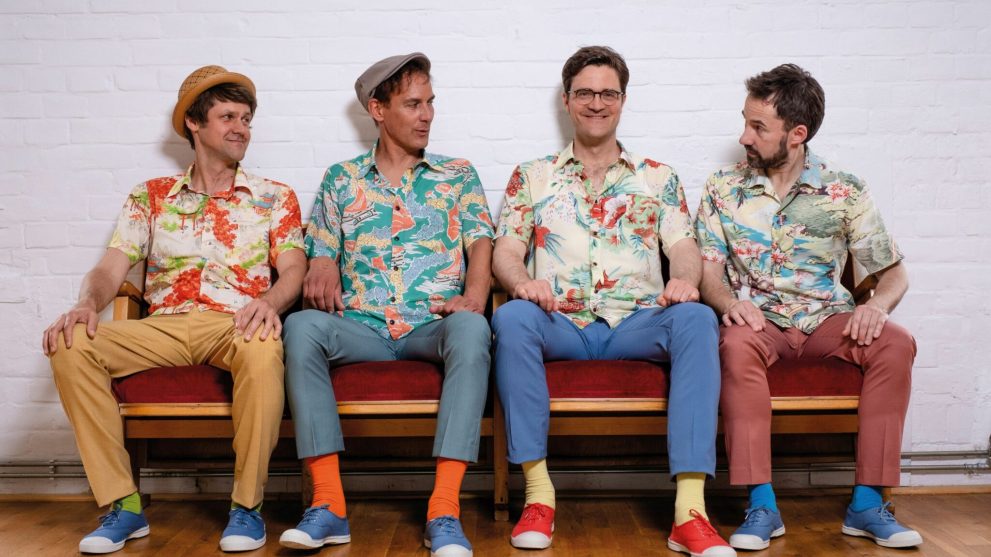 In guter Begleitung - Bodo Wartke - Bank - Querformat